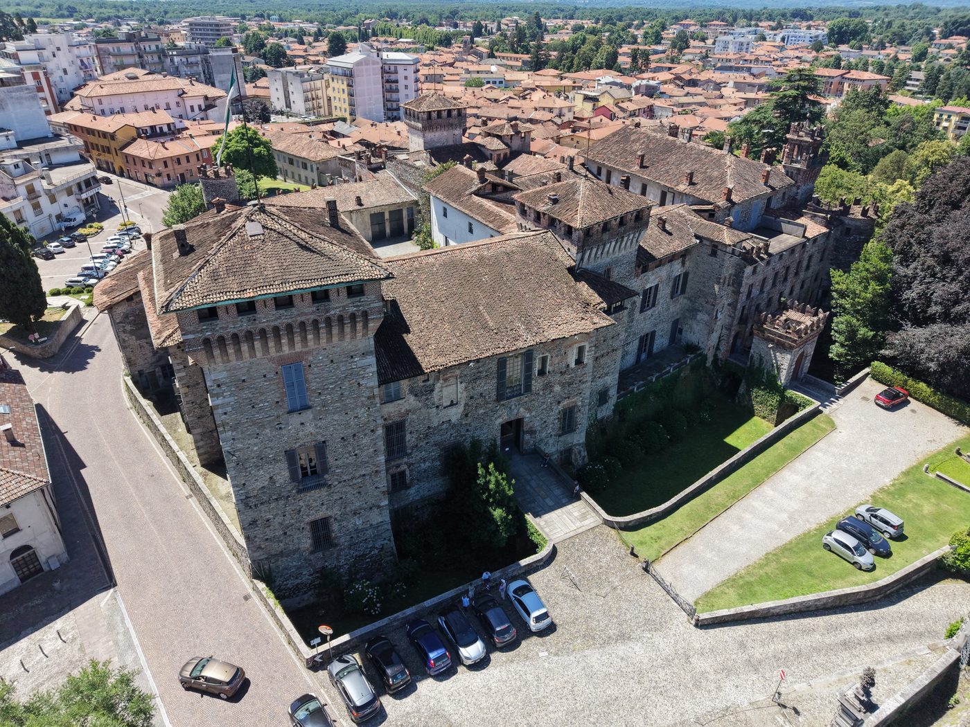 Il fronte del castello e il giardino
